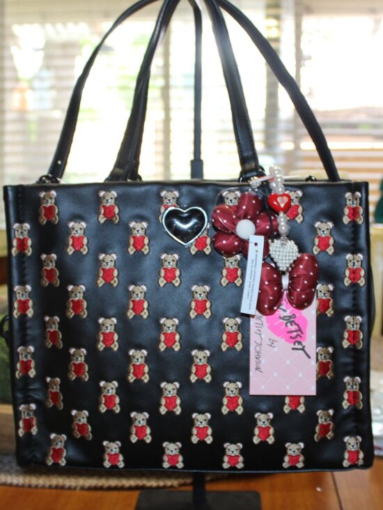 Betsey Johnson Handbags - NWT LUV Betsey Johnson LBSAIN Tote/crossbody purse  Darling!